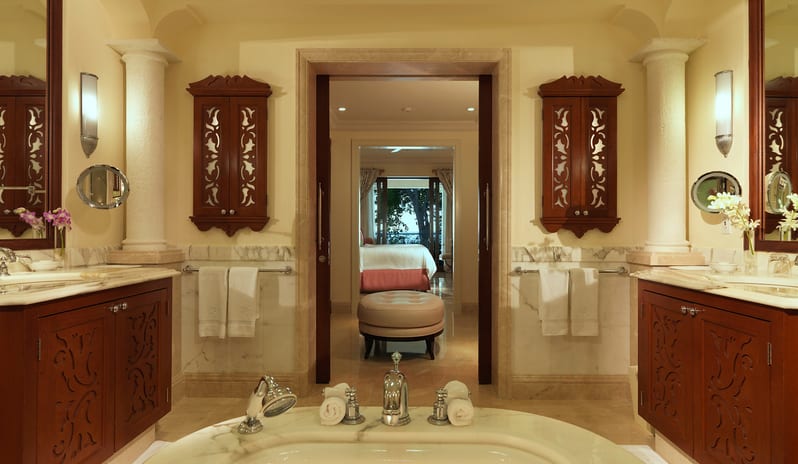 SANDY LANE - DOLPHIN SUITE BATHROOM TO BEDROOM VIEW